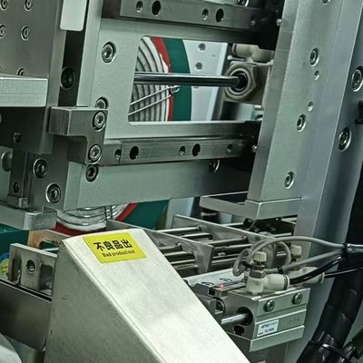 Dobra cena. Maszyna do montażu wyrobów medycznych do karmienia ostrzami OEM z systemem sterowania PLC w Internecie