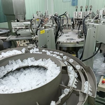 Dobra cena. Stabilne ciśnienie i gwarantowana pokrywa z serwo-połączony system struktury pręta medycznej infuzji butelki pokrywy maszyny montażowej w Internecie