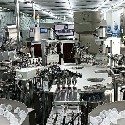 Maszyna do montażu butelki do wlewu z podwójnym złożonym zakrętkiem