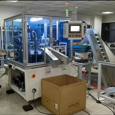 Dobra cena. Filp Cap Assembly Machine Typ obrotowy Operator z podnoszącym wydajnością w Internecie