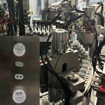 Wysokiej precyzji i wysokiej jakości Euro Cap Assembly Machine do automatycznego montażu łatwo łuszczących się folii foliowych do wlewu do miękkich toreb i butelek