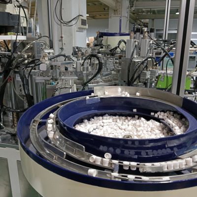 Dobra cena. Iodophor Cap Automated Assembly Machine Integrated With Blister Packaging Machine Wysokiej wydajności Stabilna w Internecie