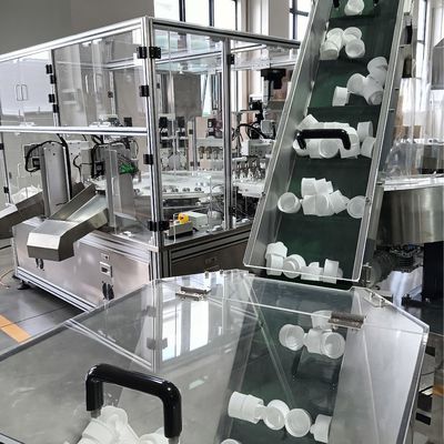 Automatyczna maszyna montażowa do pokryw pralniczych. Błędy operacyjne wyświetlane na wyświetlaczu sterownika PLC.