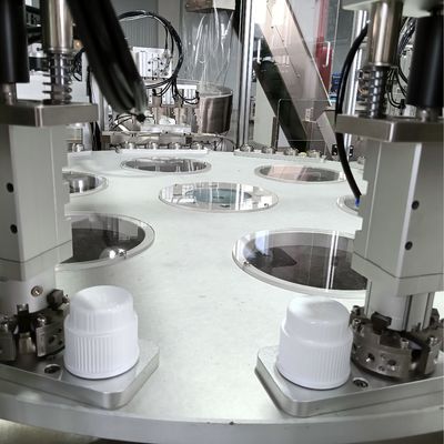 Automatyczna maszyna montażowa do pokrywek pralni z obrotowym stołem i ładowaniem typu windy