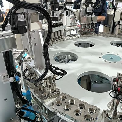 Indeks Ruchu 8-gniazdowa Automatyczna Maszyna do Montażu Zakrętek do Mleka Stabilna Praca Precyzyjne Pozycjonowanie