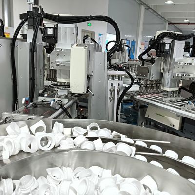 Obrotowy, niestandardowy automat do montażu nakrętek do mleka z grubym materiałem, który nie ulega łatwo uszkodzeniom