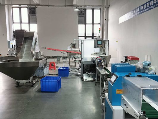 Maszyna śrubowa i maszyna pakowa są połączone ze sobą dla całej linii produkcyjnej