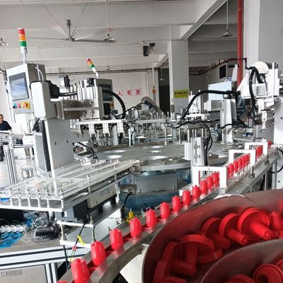 Automatyczna maszyna do montażu kubków na mocz, wyposażona w układ ruchu wskaźnika i wibrujące nakładanie podnośnika dla zwiększonej stabilności.